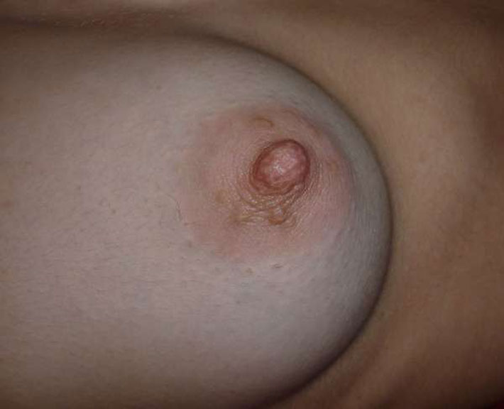 Фото женской груди с большими ареолами сосков фото