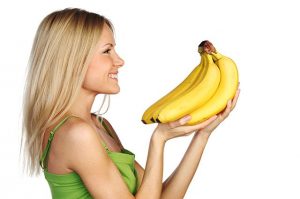 женщина держит бананы 