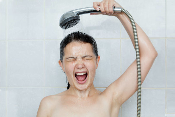 Можно ли принимать контрастный душ при давлении?