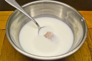 свежие дрожжи с молоком в миске
