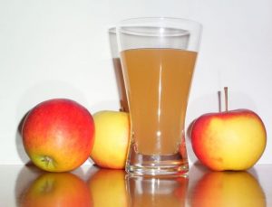 яблочный сок в стакане 