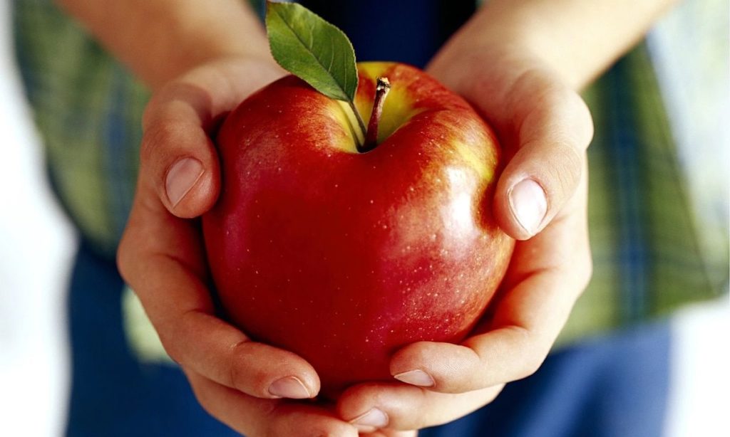 Сколько калорий в зеленом и красном яблоке?