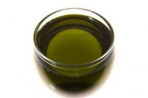 масло конопли с зеленоватым оттенком в емкости 