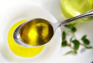перелитое в чайную ложку оливковое масло для лечения гипертонии