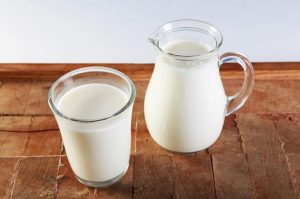 молоко в графине и стакане