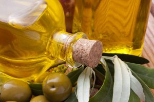 бутылка оливкового масла с герметичной пробкой