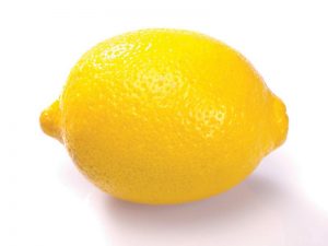 цельный лимон на белом фоне 