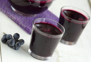 виноградный сок, разлитый по стаканам