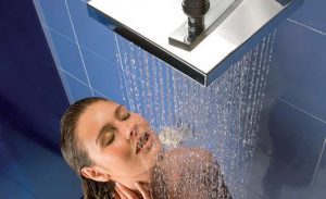 женщина принимает душ 