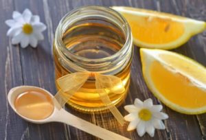натуральный мед в банке и лимон