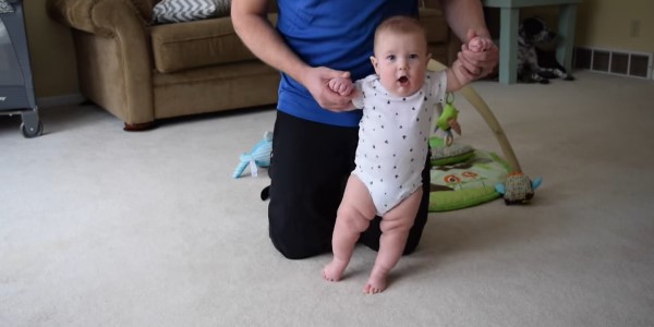 Тонус 6 месяцев. Ребенок поджимает пальчики. Ребенок поджимает пальчики на ногах. Ноги у грудничка в 10 месяцев.