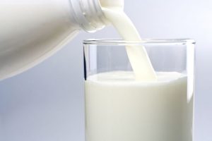 переливание молока в стакан